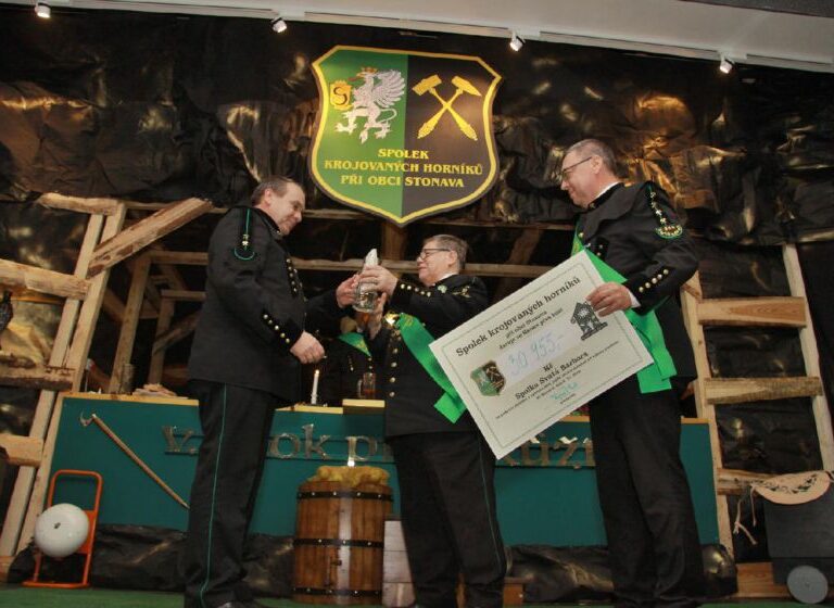 Krojovaní horníci ze Stonavy na Barborku nezapomněli